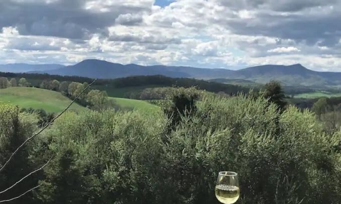 Fairfield Chalet De Ski | A charming 2-bedroom chalet with outstanding view in the Shenandoah Valley.