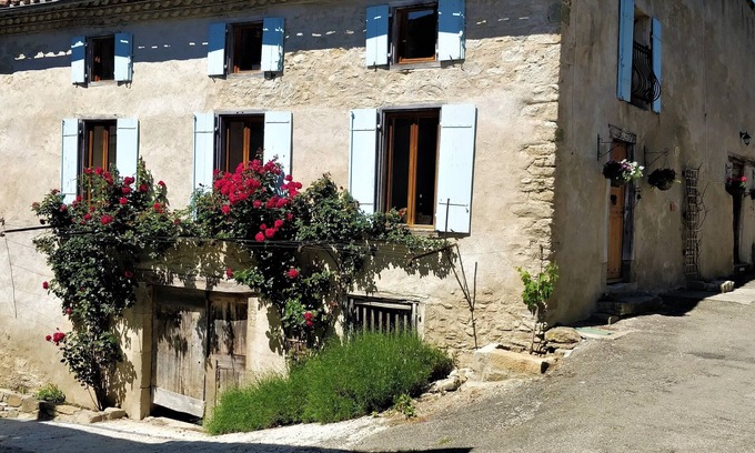 Camon Maison | Une maison magnifique, spacieuse, récemment rénovée dans le magnifique village de Camon
