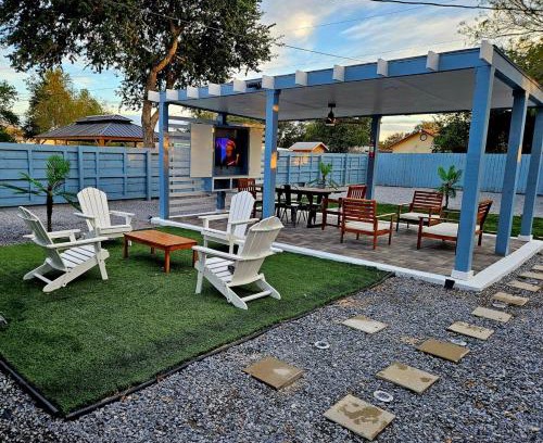 Edinburg Maison | A charming villa with a spectacular pergola and patio