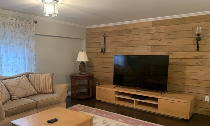 Suncook Maison | A cheerful house with a very big yard