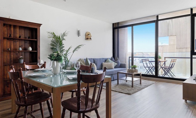 Carlton South Appartement | A Chic 2BR Apt Near Melbourne Uni, FREE Parking