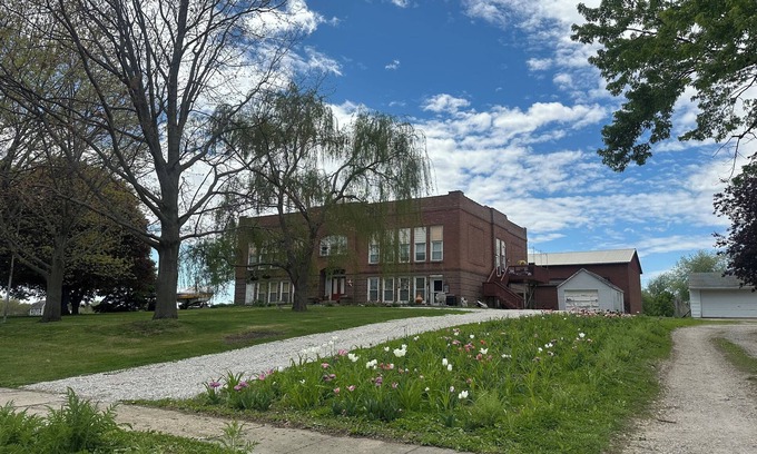 Oskaloosa Appartement | A Class-y & spacious 1500 square foot retreat in a century old brick schoolhouse