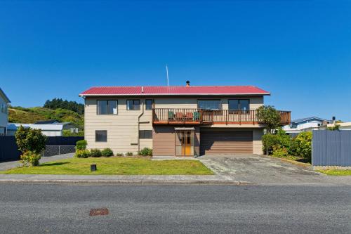 South Bay Maison | A Classic Kiwi Bach in South Bay