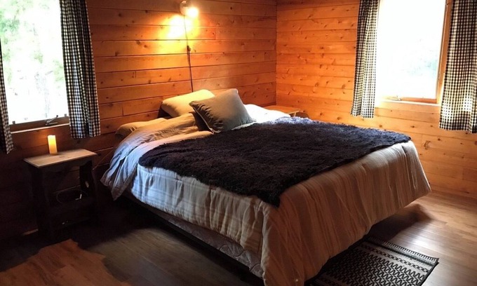 Beddington Cabine | A classic Maine cabin for a taste of camp living in any season!