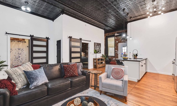 Kamm's Corners Appartement | A Cleveland Modern and Historic Apartment