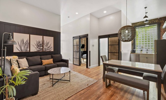 Kamm's Corners Appartement | A Cleveland Modern and Historic Apartment