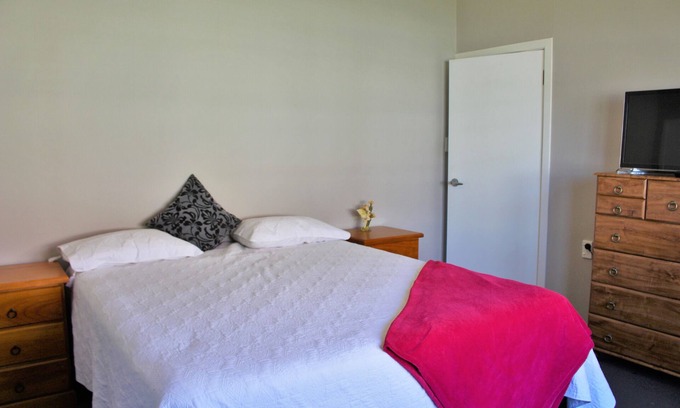 Thames Maison | A Comfy Break Away