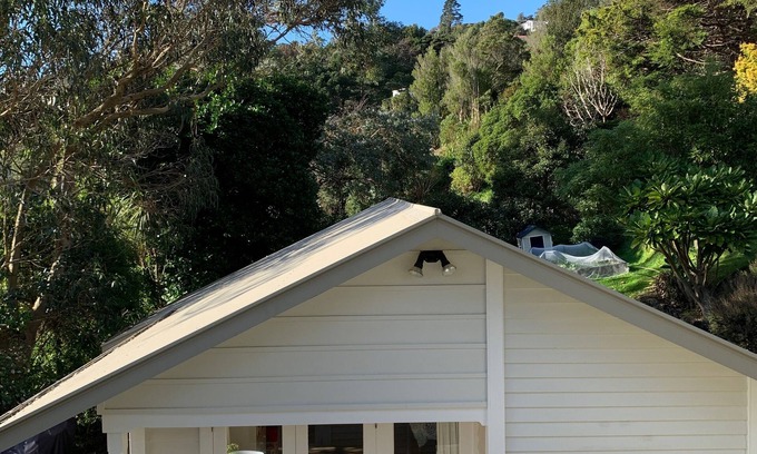 Wellington Cabine | A cosy cabin, near Ōtari bush, and only minutes to Wellington CBD with sauna!