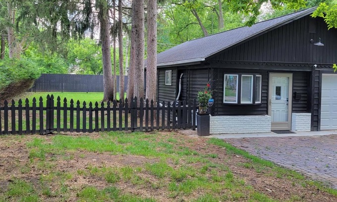 Sharon Heights Maison | A Couple's Urban Get-A-Way Bungalow Under The Pines