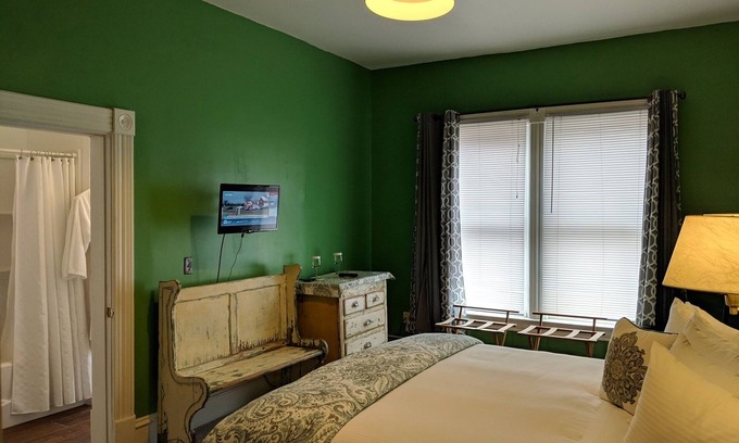 Shelburne Lit Et Petit-Déjeuner | Chambre King Rez-de-Chaussée avec Petit-Déjeuner Complet Personnalisé dans le centre-ville de Shelburne, VT