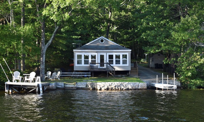 Lyman Cabine | A cozy 2-bedroom lakefront cabin nestled in Maine, feat. kayaks and private dock