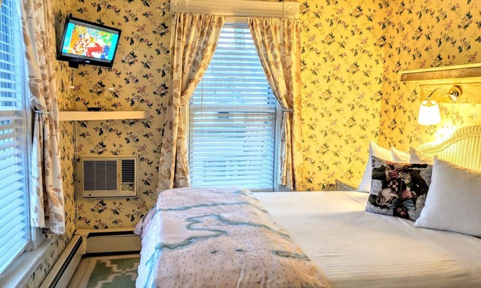 Shelburne Lit Et Petit-Déjeuner | A cozy 2nd Floor Queen Room 108 sqft Bed & Breakfast in Downtown Shelburne! DYT