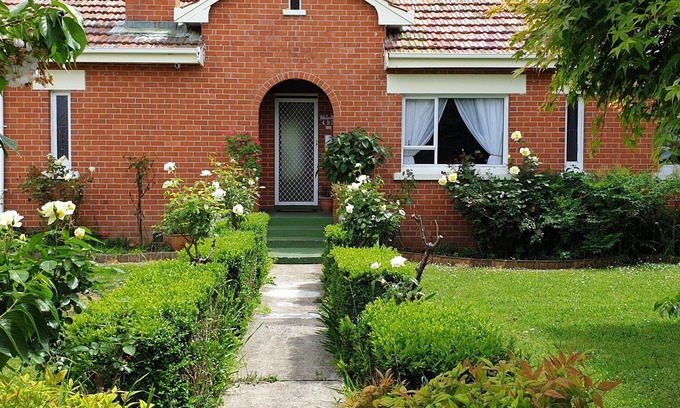 Te Awamutu Maison | A cozy art deco farmhouse within walking distances to all amenities in town.