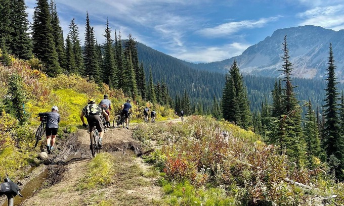Slocan Maison | A cozy basecamp for your summer and winter adventures