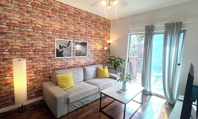 Trinity - Bellwoods Maison | A Cozy & Bright Apartment w/Terrace-Friendly Neighbourhood Downtown Toronto