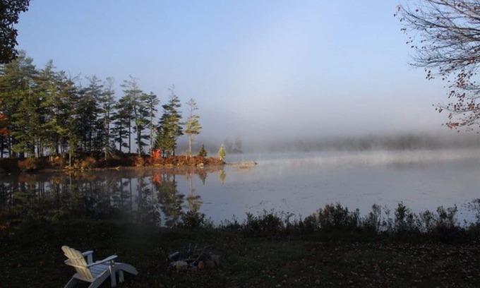 Surry Maison | Une cabine confortable à seulement 20 pieds de la rive de Toddy Pond