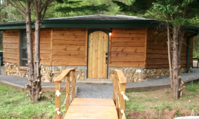 Nebo Appartement | A cozy, romantic cabin perfect for couples. Pets are always welcome, owners too!