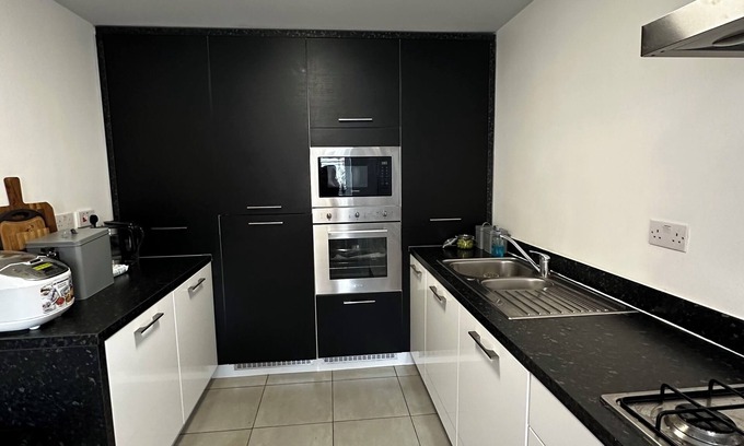 Loughton Maison | A cozy, spacious house with 2 bedrooms, 2 beds, 2 bathrooms