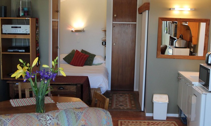 Ngongotaha Appartement | A cozy studio with a beautiful tranquil lakeside location on Lake Rotorua