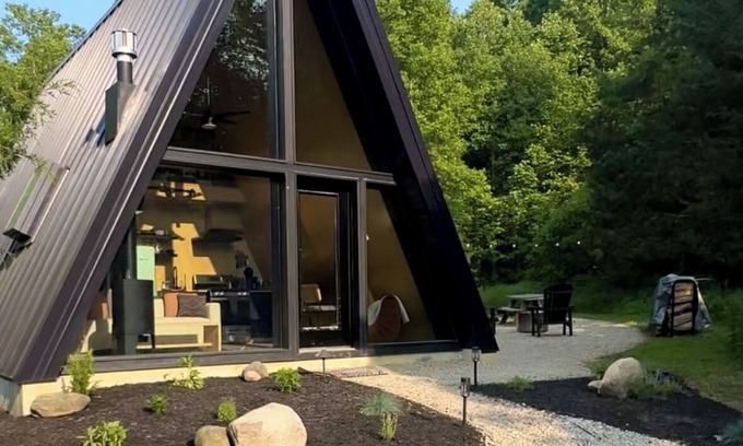 Peebles Maison | A Delightful A-Frame on 20-Acres with Hiking Trails, Hot Tub, Wifi, and More
