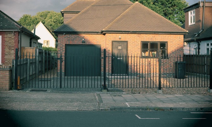 South Hornchurch Maison | A family friendly stay with entertainment, large garden & mins from London city
