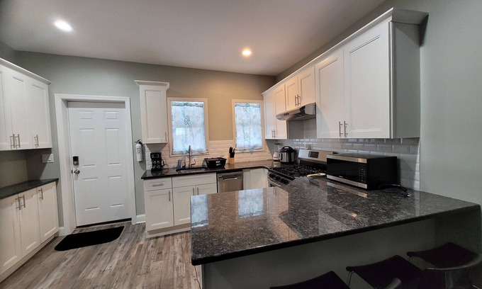 Somerville Appartement | A family type unit in the midst of downtown Somerville crowded by restaurants