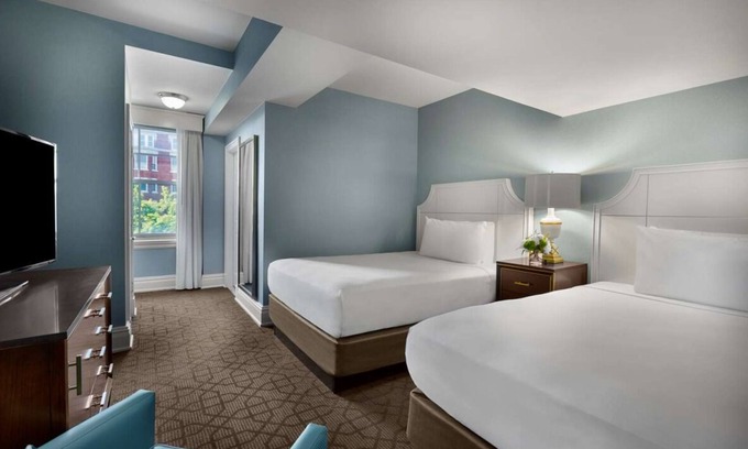 Central West End Hôtel | A Few Minutes Walk from World Chess Hall of Fame! 4 Spaces, Pool, Parking
