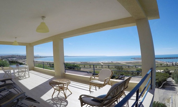 Porto Palo Appartement | A quelques pas de la plage de Porto Palo, appartement dans une villa avec vue sur mer