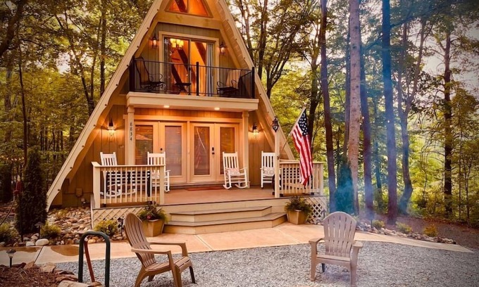 Mint Hill Maison | A-Frame of Mind & 30 min from city. Free Breakfast