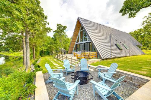 Malakoff Maison | A-Frame Cabin with Deck Near Cedar Creek Lake