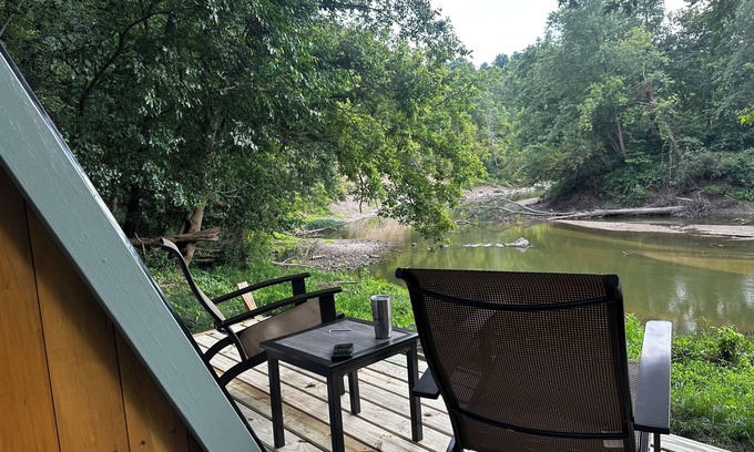 Janesville Cabine | A frame getaway on the Embarrass River in Charleston, Illinois
