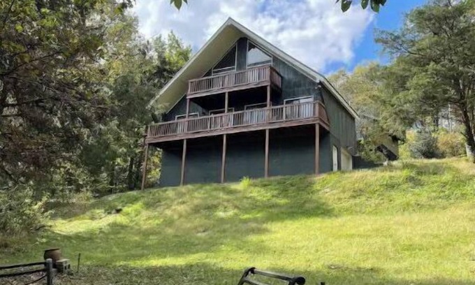 Lancaster Cabine | A-frame house (.3 miles) to Center Hill Marina