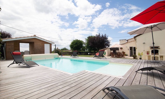 Saint-Mariens Maison | Un Gite appelé La Grange, avec jardin, barbecue et piscine chauffée
