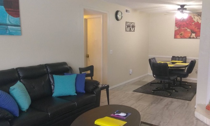 Warr Acres Copropriété | Une excellente trouvaille !! Remises pour ce condo charmant, propre, coloré et confortable 2B / 2B!