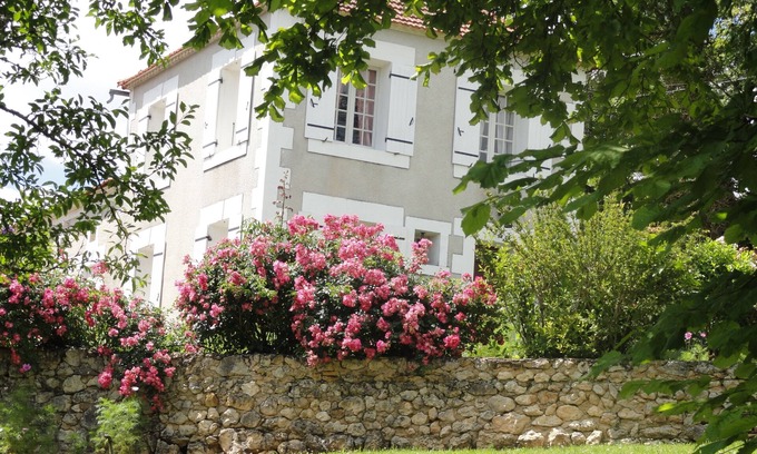 Douville Maison | Havre de paix, entouré d'un magnifique parc, au coeur du Périgord