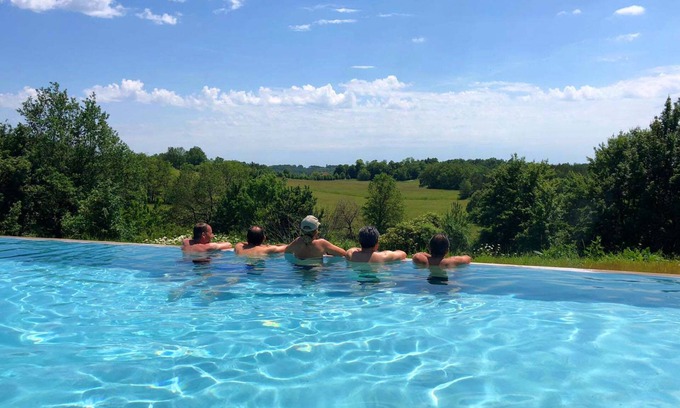 Saint-Felix-de-Bourdeilles Villa | A hidden paradise to find yourself in. Large villa, infinity pool