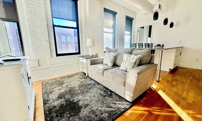 Old Market Appartement | A historic 1,000 square foot loft in the heart of the Old Market with Howard Street view