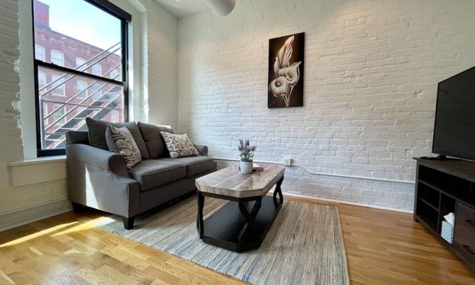 Old Market Appartement | A historic 1,200 square foot loft in the heart of the Old Market with Howard Street view