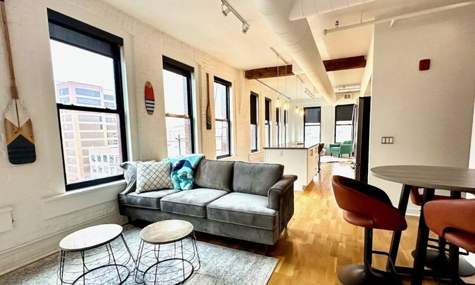 Downtown Omaha Appartement | A historic beautifully detailed suite, 1,300 square foot, corner loft in the heart of the Old Market