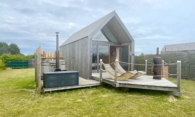 Brightlingsea Cottage | A hobbes field accommodation that sleeps 2 guests in 1 bedroom