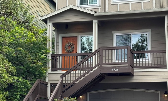 Bull Mountain Maison | A House On Catalinan3-bedroom townhome in Tigard, OR w/AC, WiFi, patio & grill