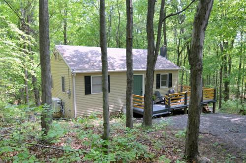 Great Cacapon Maison | A Humble Abode - - Pet Friendly, Fire Pit, Deck, Grill, Wood Stove, Games, Wifi, 6 acres