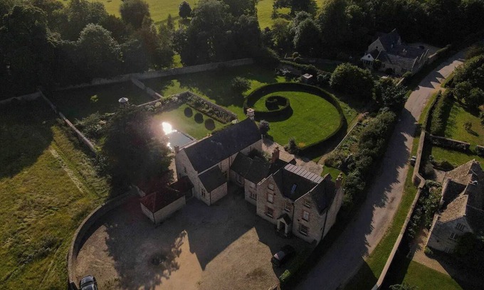 Lechlade Maison | A Large Cotswold Country Retreat