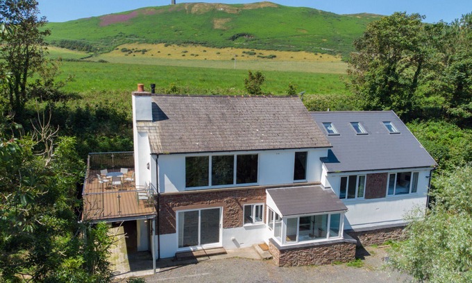 Peel Maison | A large family home in its own grounds close to Peel