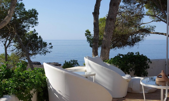 Portopetro Villa | Grande villa au bord de l'eau avec jardin et terrasses.