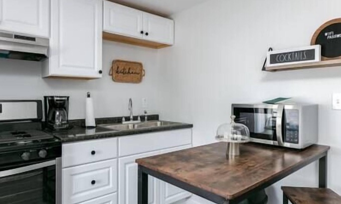 Elkland Appartement | A Little Piece of Main Street 1 - Stylish Getaway