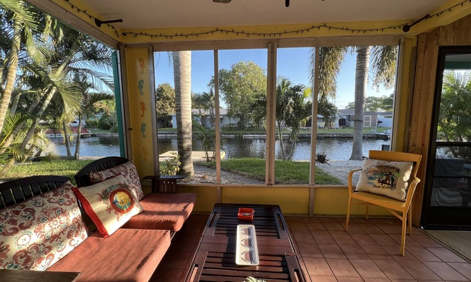 Lake Shore Estates Maison | A Little Slice of Key West on Lake Tarpon - Kayak and fish from the back yard