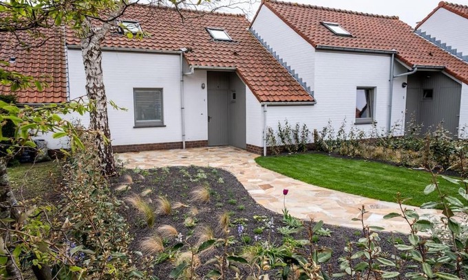 Nieuwpoort Maison | 'A little white house with a tree by the sea' with beach cabin by BLOSS
