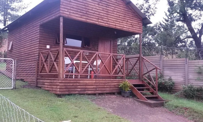 Sabie Cabine | Une cabine de style journal avec une pièce principale