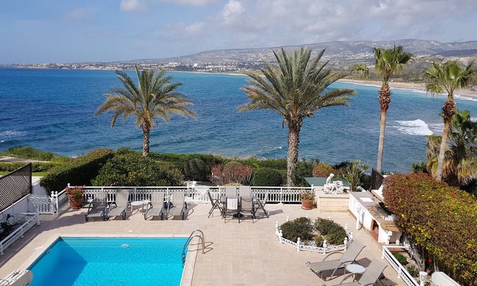 Kissonerga Villa | Un front de mer villa de luxe indépendante avec piscine chauffée et vue imprenable